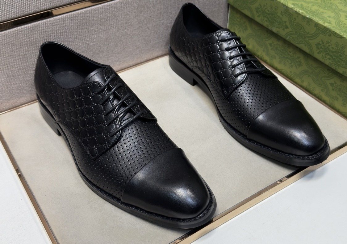 Gucci Men's Black Textured Lace-Up Dress Shoes