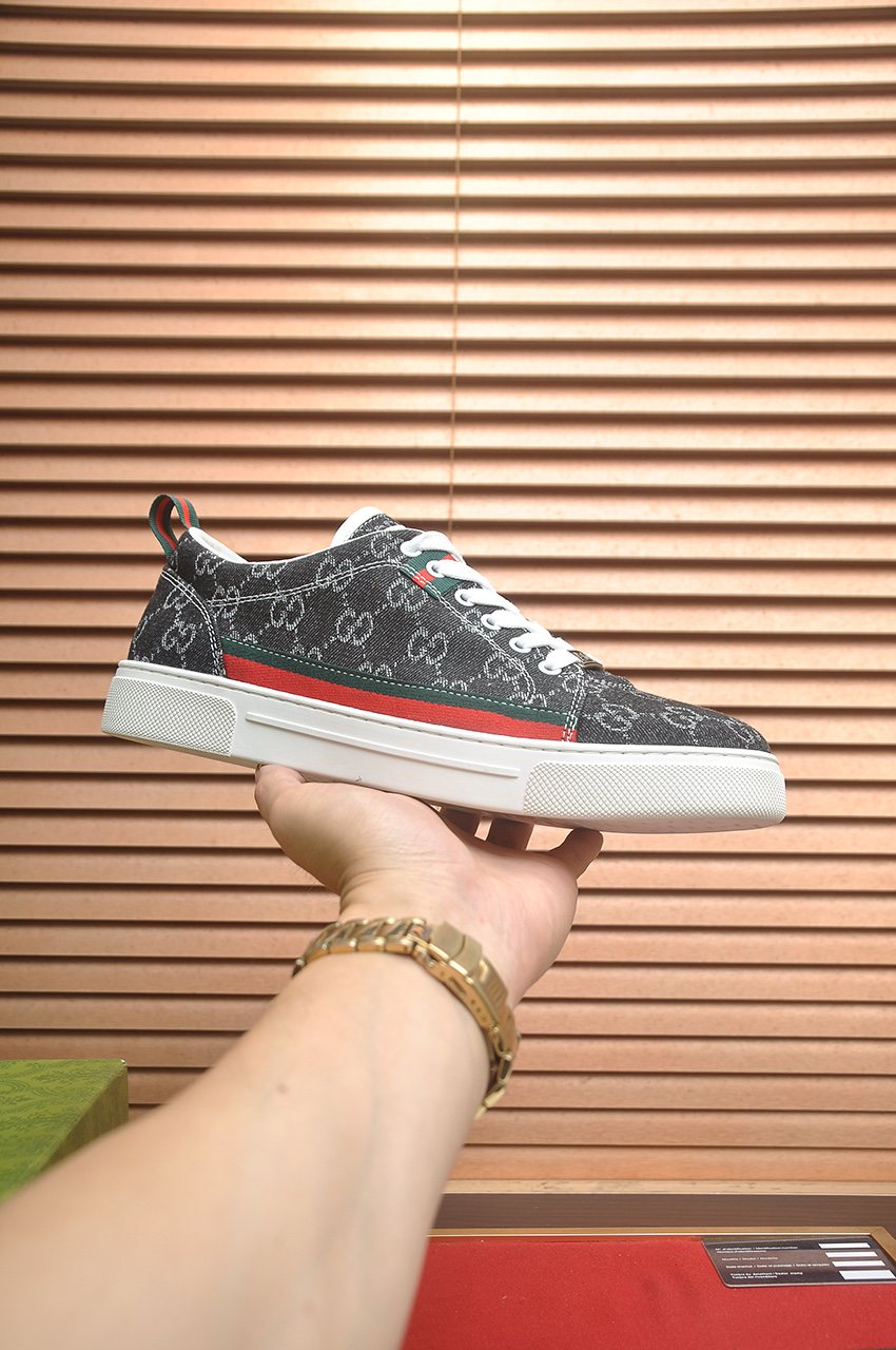 Gucci Stripe Low-Top Sneakers