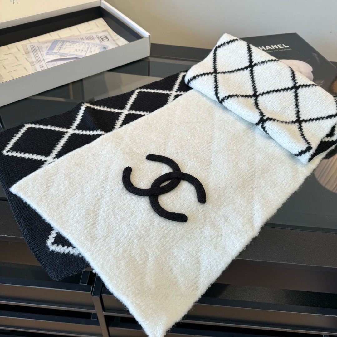 Chanel Black & Ivory Knit Scarf