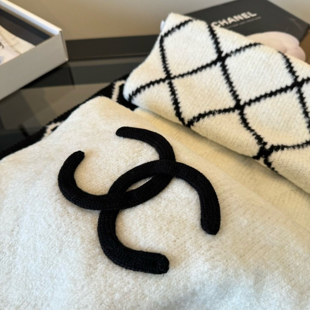 Chanel Black & Ivory Knit Scarf